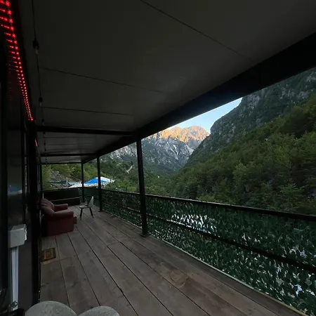 Waterfall Theth Gasthuis *