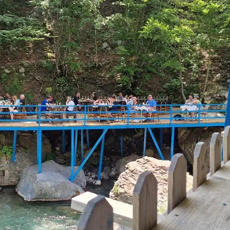 Waterfall Theth בית הארחה