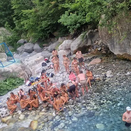 Waterfall Theth ゲストハウス Grunas